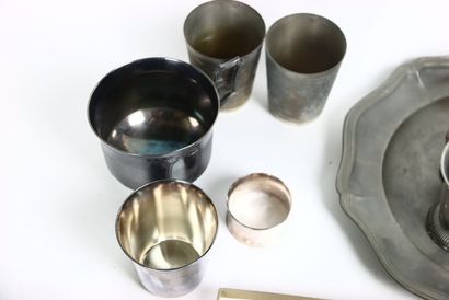 null Réunion en métal argenté constitué de plats en métal repoussé de sept gobelets...