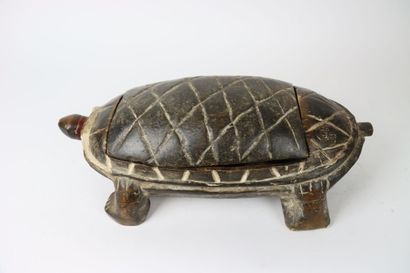 null AFRIQUE, Congo. Ancien jeu africain dit d'awele en forme de tortue sculpté en...