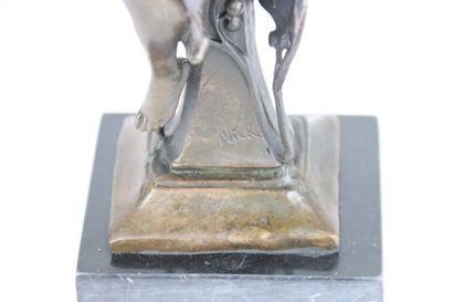 null NICK (XXe siècle), La jeune fille à l'oiseau, bronze signé, base en marbre noir,...