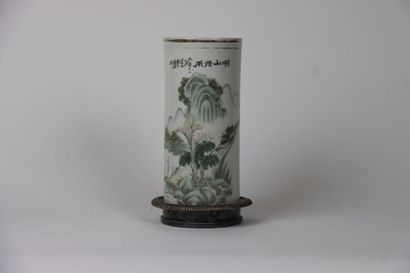 null CHINE, vers 1950, Vase cylindrique ou porte chapeau en faïence polychrome à...