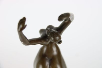 null JUNO (XXe siècle), Danseuse formant un arc avec ses bras, bronze sur socle de...