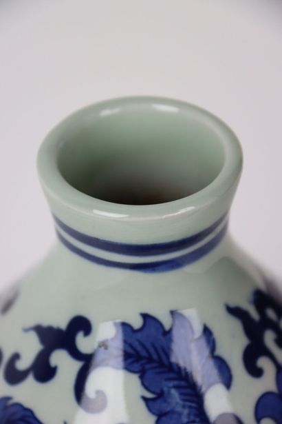 null CHINE, vase double panse en porcelaine blanc bleu à décor de feuilles et feuillages,...