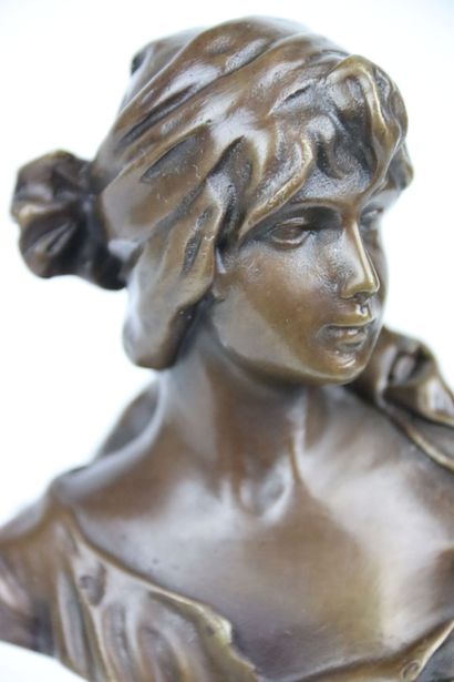 null PHILLIPS (1913-1995). Buste de jeune fille, sculpture en bronze, signé au dos,...