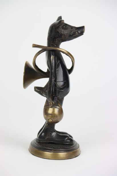 null Sanglier tenant une trompe de chasse, sculpture en bronze, édition moderne....
