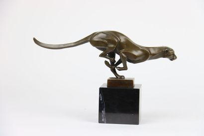 null MILO (XXe siècle), La course du guépard, sculpture en bronze patiné et signé,...
