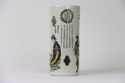null CHINE, Vase rouleau dit porte-perruque en porcelaine ajourée polychrome parlant,...