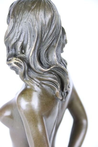 null NICK (XXe siècle), La jeune fille nue, bronze signé, base en marbre noir. Hauteur...