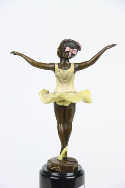 null PREIFS (XXe siècle), Fillette dansant, sculpture en bronze à double patine,...