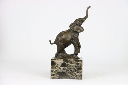 null MILO (1893-1970). Éléphant barrissant, sculpture en bronze signée sur la base,...