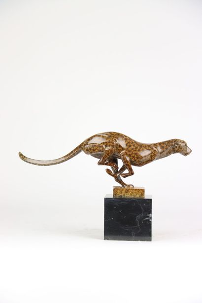 null Sculpture en bronze à deux patines figurant un la course d'un puma, support...