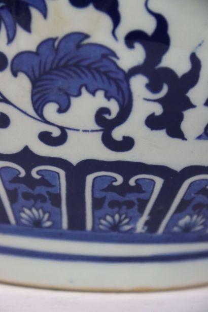 null CHINE, vase double panse en porcelaine blanc bleu à décor de feuilles et feuillages,...