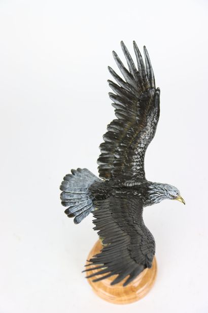 null JUNO (XXe siècle) Aigle royal déployant ses ailes, bronze à double patine signé...
