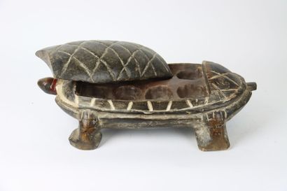null AFRIQUE, Congo. Ancien jeu africain dit d'awele en forme de tortue sculpté en...