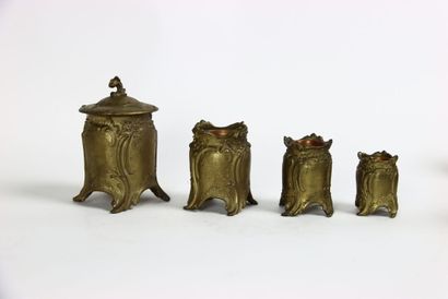 null Réunion de trois vases en bronze. On joint un pot à couvercle en bronze de style...