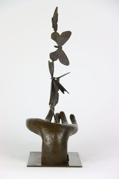 null La main aux papillons, sculpture en bronze, signée sur le poignet "Antoinette",...