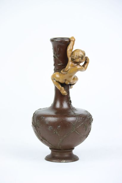 null Vase soliflore en bronze et régule à décor de putto sculpté à patine beige,...
