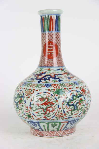 null CHINE, Vase balustre en porcelaine à décor polychrome de dragons et de volatiles...