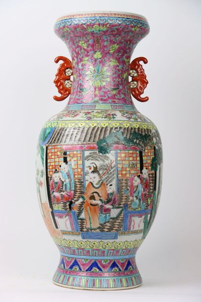 null CHINE, Canton. Vase balustre sur piédouche en porcelaine, la panse ornée de...