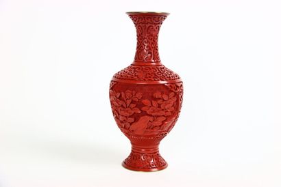 null Chine, XXe. Grand vase rouge à l'imitation de la laque de cinabre sculptée,...