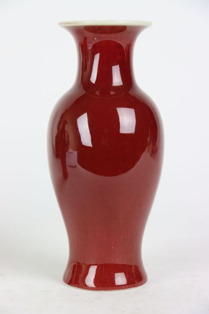 null CHINE, début du XXe siècle. Paire de vases balustres en porcelaine émaillé rouge...
