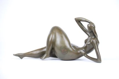 null NICK (XXe siècle), Femme stylisée allongée, bronze signé. Longueur : 25 cm.