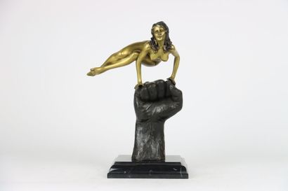 null JUNO (XXe siècle), Nu féminin sautant au-dessus d'un poing, bronze à double...