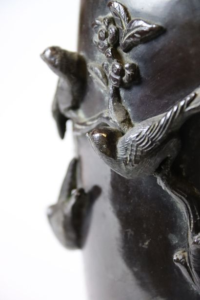 null ASIE. Grand vase en bronze à décor d'oiseaux en relief, les anses en têtes de...