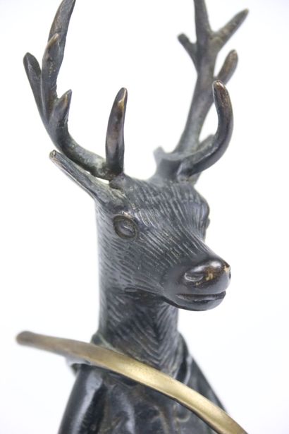 null Cerf tenant une trompe de chasse, sculpture en bronze, édition moderne. Hauteur...
