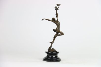 null VITALEH Aldo (XXe siècle), La fille aux oiseaux, sculpture en bronze signé sur...