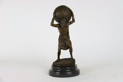 null VITALEH Aldo (XXe siècle), Atlas portant le Monde, bronze signé, base mouluré...