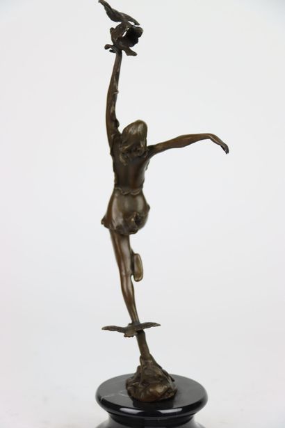 null VITALEH Aldo (XXe siècle), La fille aux oiseaux, sculpture en bronze signé sur...