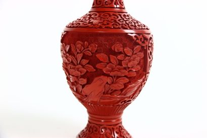 null Chine, XXe. Grand vase rouge à l'imitation de la laque de cinabre sculptée,...
