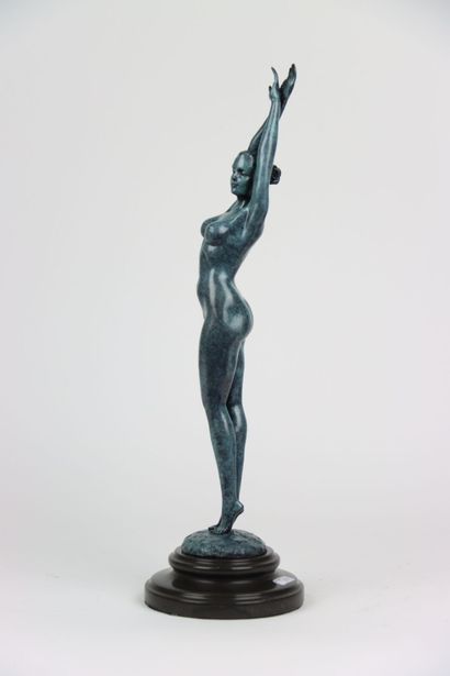 null MONDO Ray (né en 1950), Jeune femme nue aux bras levés, sculpture en bronze...