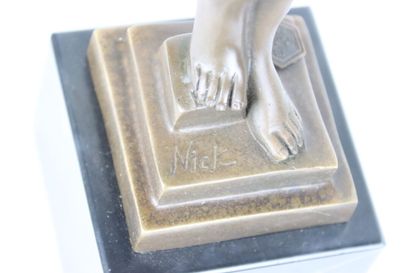 null NICK (XXe siècle), La jeune fille nue, bronze signé, base en marbre noir. Hauteur...