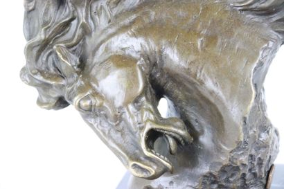 null Tête de cheval en furie, sculpture en bronze, socle en marbre noir, XXe siècle....