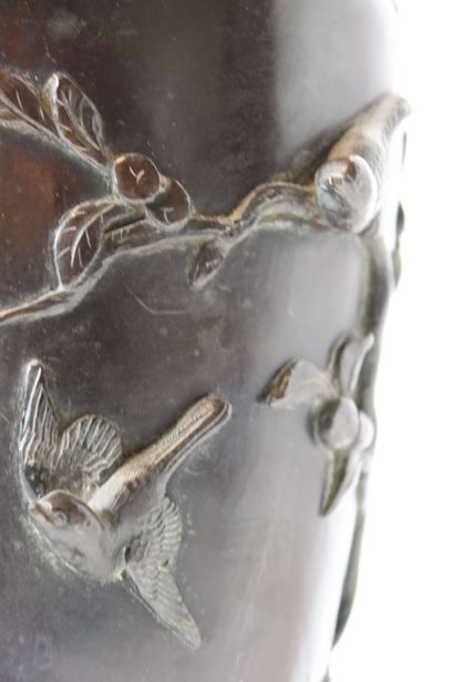 null ASIE. Grand vase en bronze à décor d'oiseaux en relief, les anses en têtes de...