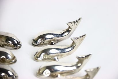 null Réunion de douze porte-couteaux en métal argenté figurant des poissons. Longueur...