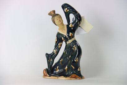 null CHINE. Danseuse de style Tang en terracotta. Dimensions: 27 x 24 x 48 cm.