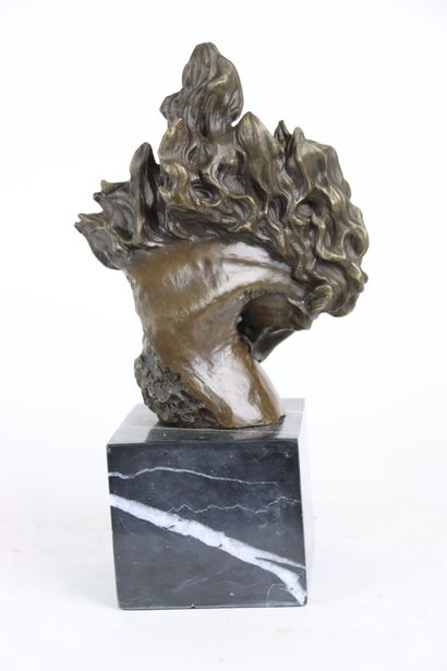 null Tête de cheval en furie, sculpture en bronze, socle en marbre noir, XXe siècle....