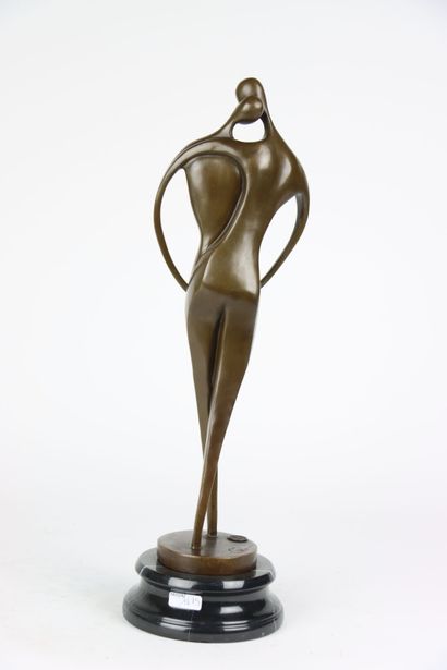 null MILO (1893-1970), Couple enlacé en bronze, socle mouluré en marbre noir, signé...