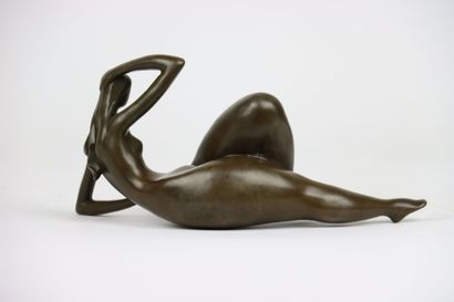 null NICK (XXe siècle), Femme stylisée allongée, bronze signé. Longueur : 25 cm.