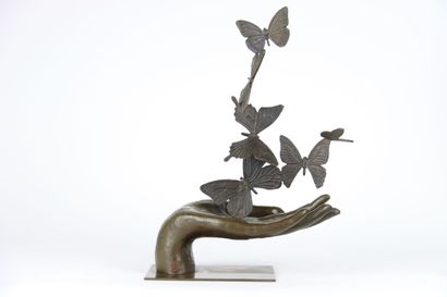 null La main aux papillons, sculpture en bronze, signée sur le poignet "Antoinette",...