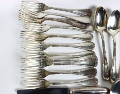 null Part of menagere in silver plated metal. Including :
12 knives CHRISTOFLE. 
12...