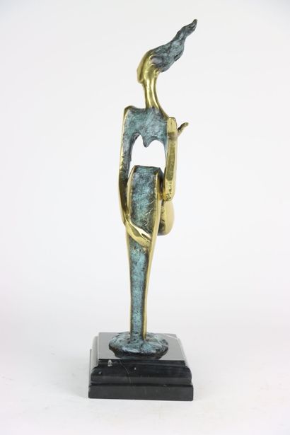 null NICK (XXe siècle), Femme nue assise dans le vide, bronze moderne à double patine,...