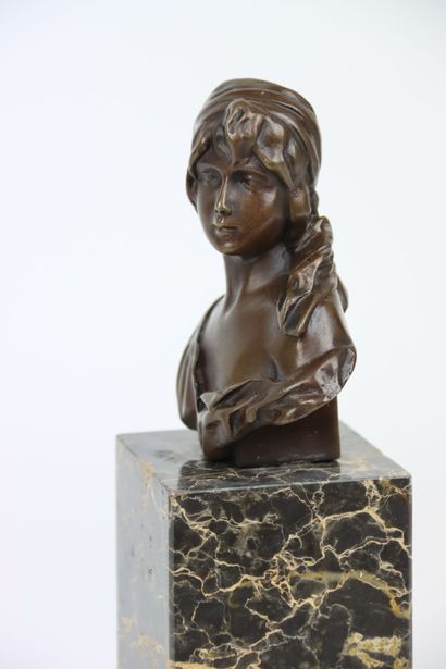 null PHILLIPS (1913-1995). Buste de jeune fille, sculpture en bronze, signé au dos,...