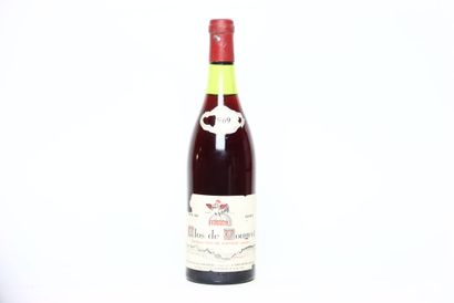 null 1 bottle of CLOS DE VOUGEOT red 1969, SOLIVIAL. Label slightly damaged. 
