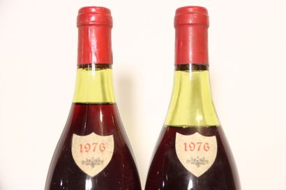 null 4 bouteilles de VOLNAY rouge 1976, VAUDOISEY-MUTIN. Niveaux : entre 4 et 6 cm...
