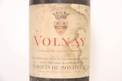 null 1 bouteille de VOLNAY rouge 1955 MARQUIS DE MONTÉCLAIN. Niveau : 6 cm sous le...
