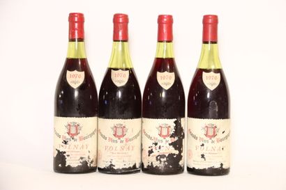 null 4 bouteilles de VOLNAY rouge 1976, VAUDOISEY-MUTIN. Niveaux : entre 4 et 6 cm...