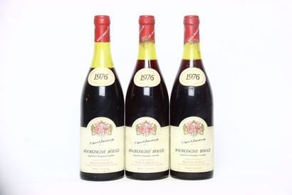 null 3 bouteilles de BOURGOGNE rouge 1976, MARCEL AMANCE. Niveaux : entre 4,5 cm...